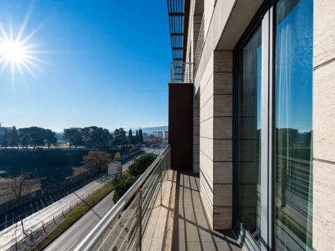 Rent, three bedroom apartment, 204m², Kod Capital Plaze, Podgorica - image 17