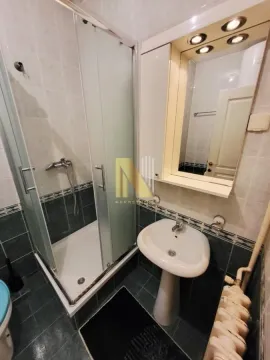 Manje kupatilo sa tuš kabinom, umivaonikom i ogledalom sa osvetljenjem. - image 12