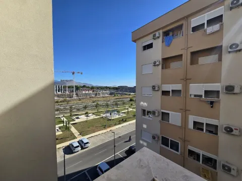 Pogled sa terase na okolne zgrade i gradilište. - image 7