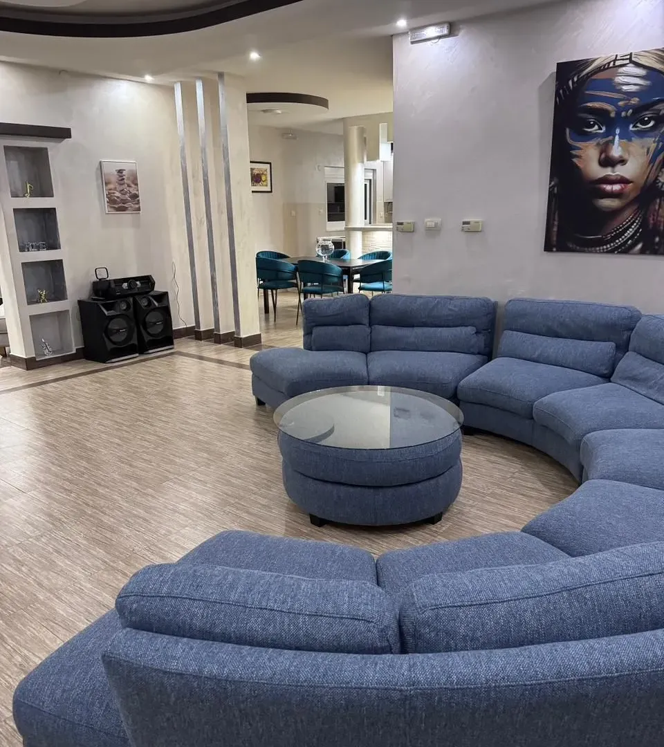 Izdavanje, kuća, 330m², Golubovci, Podgorica
