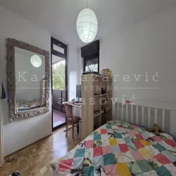 Manja spavaća soba sa krevetom, radnim stolom i izlazom na terasu. - image 7