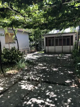 Dvorište kuće sa vinovom lozom i pomoćnim objektom. - image 2
