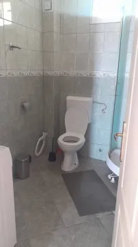 Manje kupatilo sa keramičkim pločicama, wc šoljom i tuš kabinom. - image 14