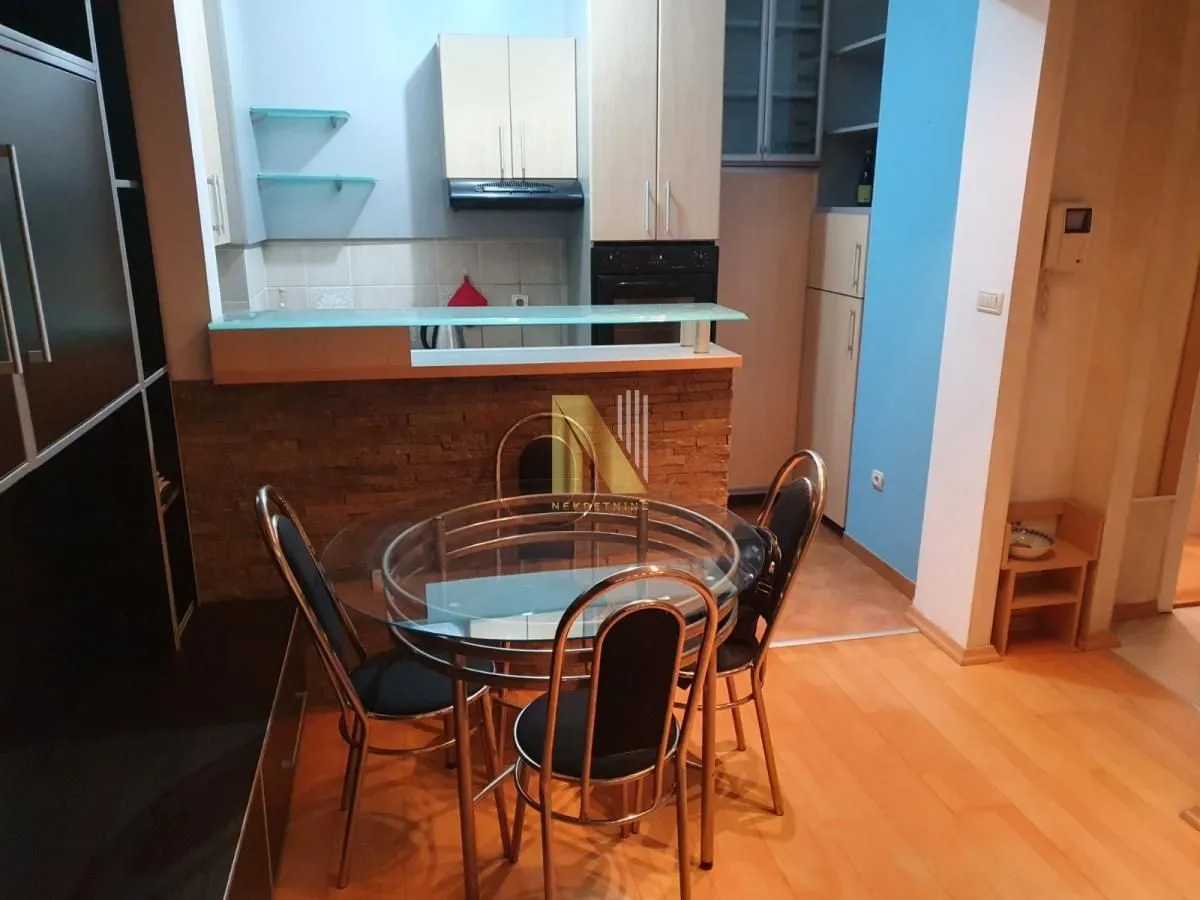 Izdavanje, dvosoban stan, 53m², Centar, Novi Sad