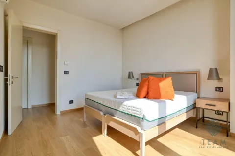 Spavaća soba sa bračnim krevetom, noćnim stočićima i drvenim podom. - image 9