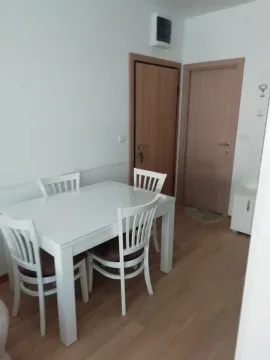 Trpezarija sa bijelim stolom i stolicama, drvenim podom i dvokrilnim vratima. - image 3