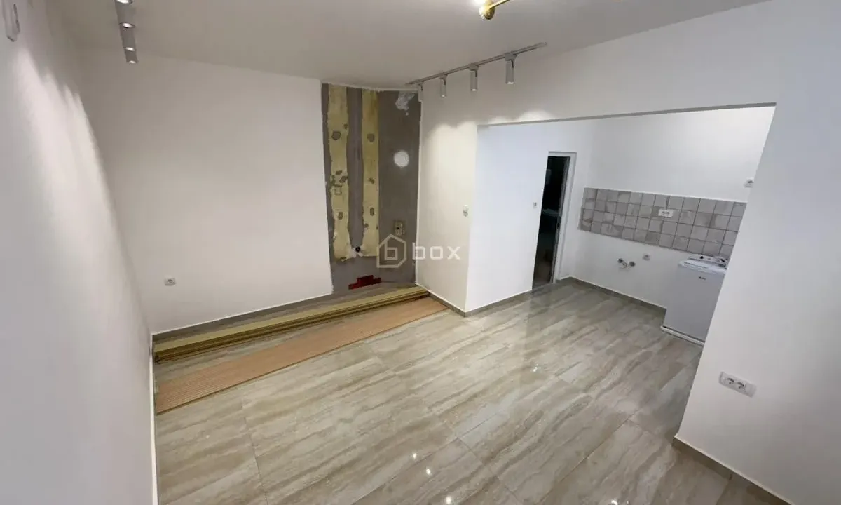 Izdavanje, poslovni prostor, 72m², Centar, Niš