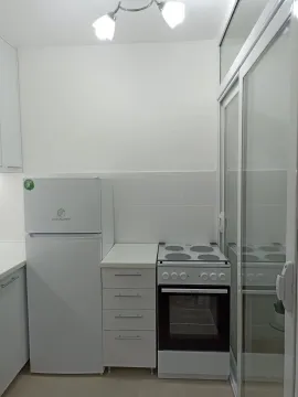 Manja bijela kuhinja sa frižiderom i šporetom. - image 13