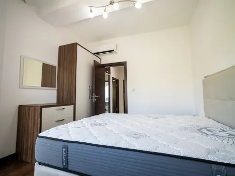 Namještena spavaća soba sa bračnim krevetom, plakarom i komodom sa ogledalom. - image 6