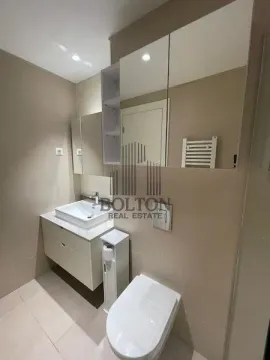 Moderno opremljeno kupatilo sa umivaonikom i toaletom u bež tonovima. - image 5
