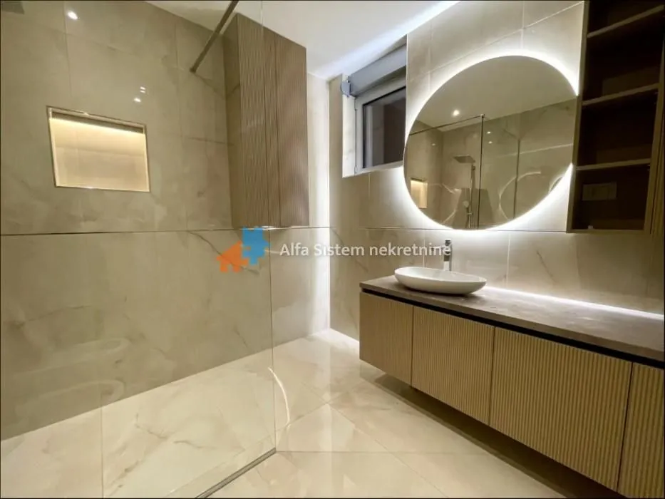 Izdavanje, četvorosoban stan, 153m², Savski Venac, Beograd