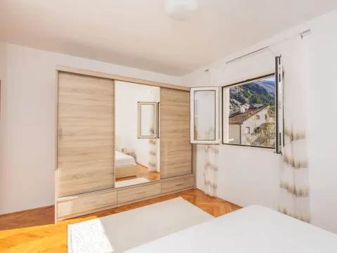 Izdavanje, trosoban stan, 103m², Dobrota, Kotor - image 14