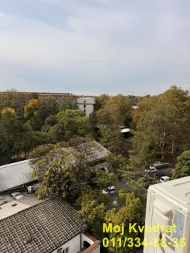 Pogled sa prozora na okolno zelenilo i zgrade. - image 3