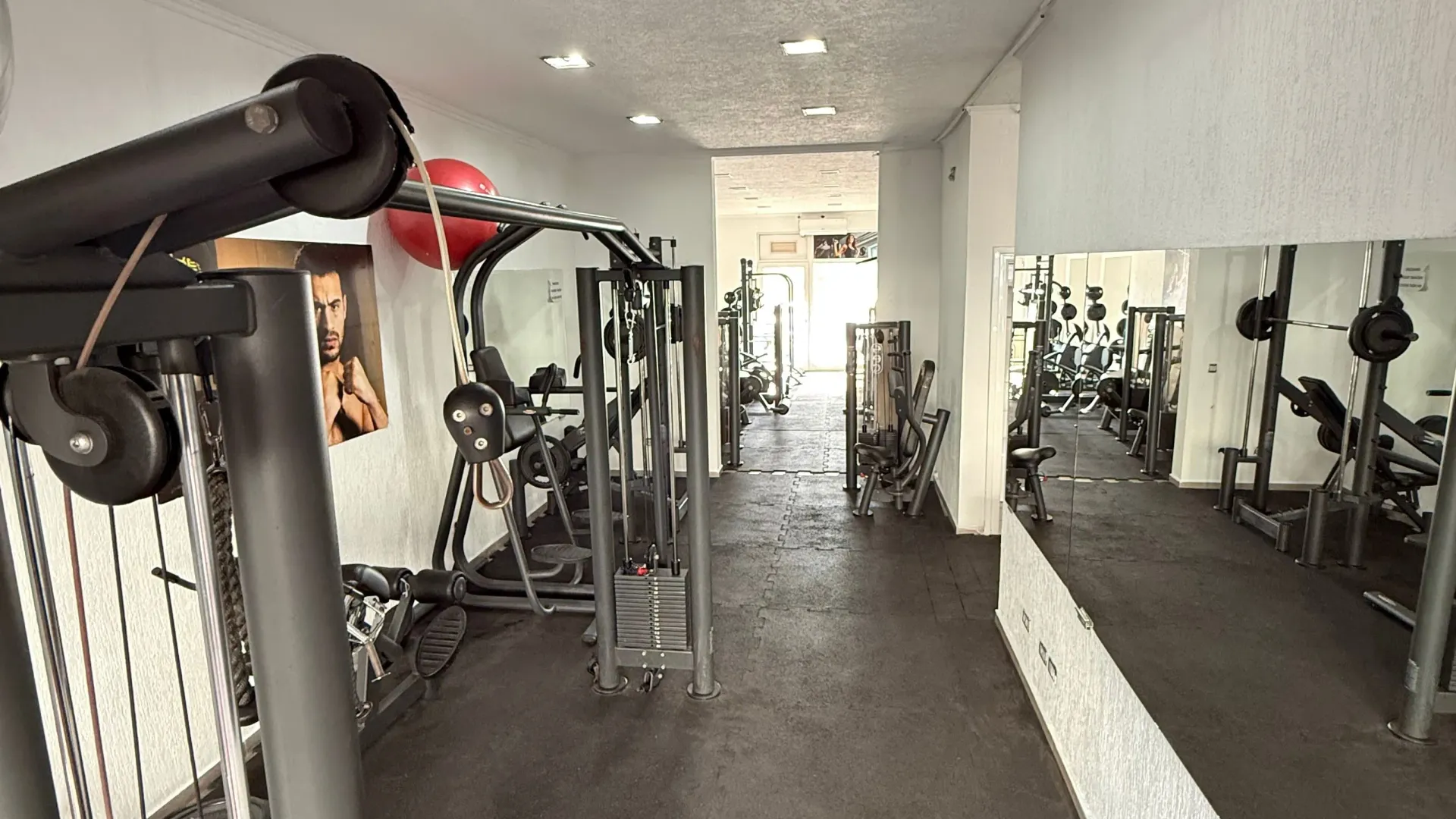 Izdavanje, poslovni prostor, 150m², Centar, Bar