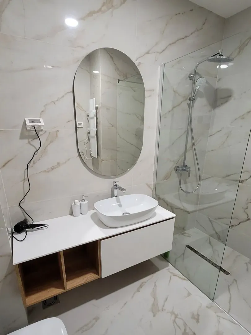 Modern bathroom equipped with a washbasin and a walk-in shower.