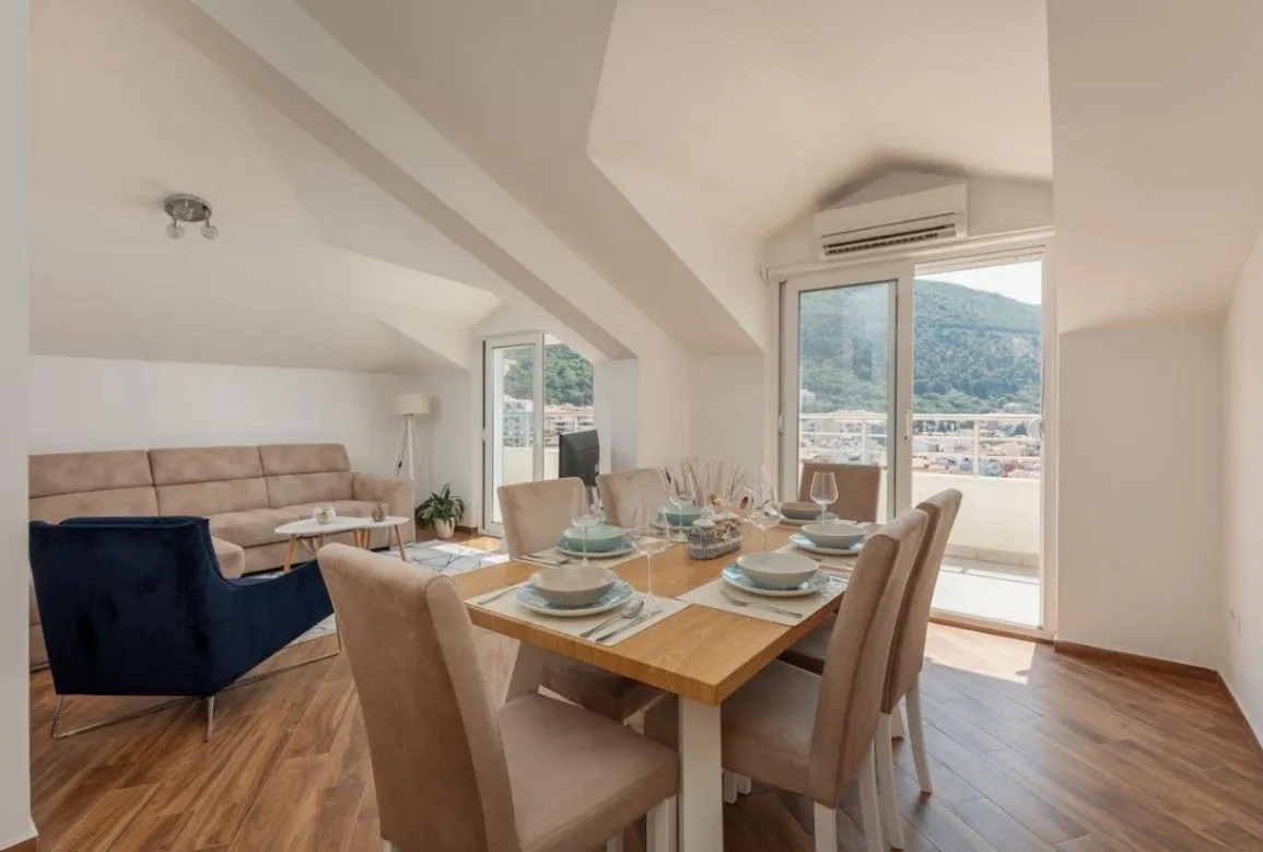 Izdavanje, dvosoban stan, 80m², Budva, Crna Gora