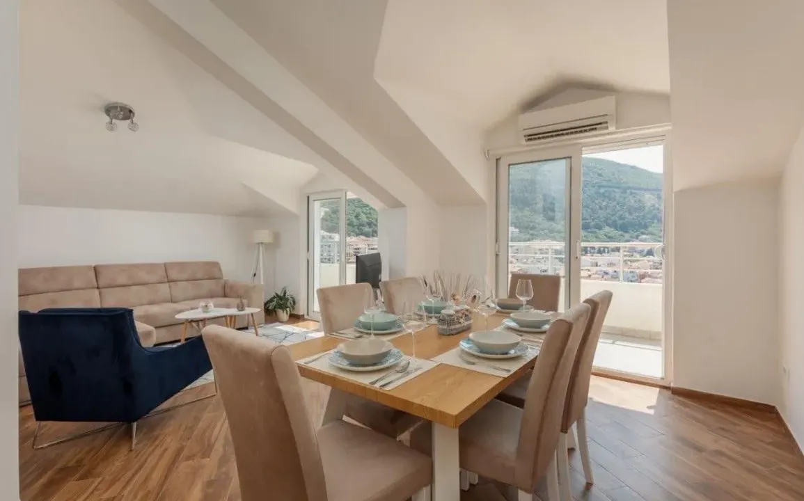 Izdavanje, dvosoban stan, 80m², Budva, Crna Gora