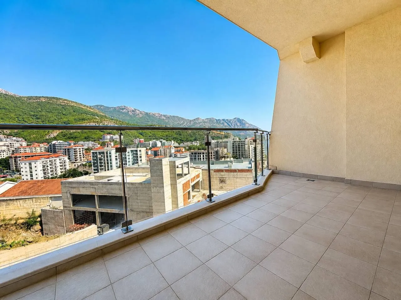 Izdavanje, dvosoban stan, 87m², Bečići, Budva