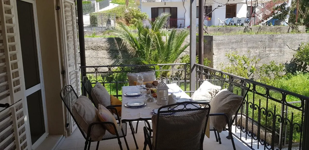 Prodaja, stan, 87m², Dobrota, Kotor