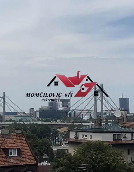 Pogled na grad sa panoramskim pejzažom i mostom.