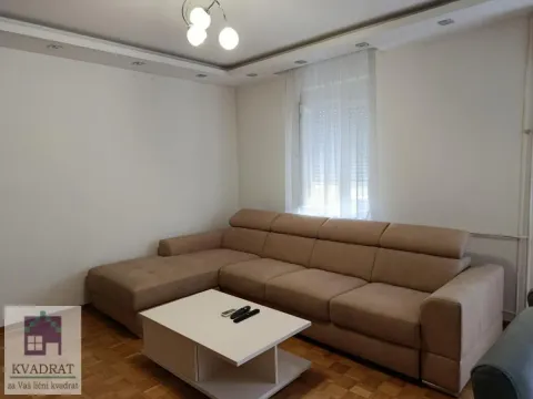 Dnevna soba sa ugaonom garniturom i belim stočićem. - image 2
