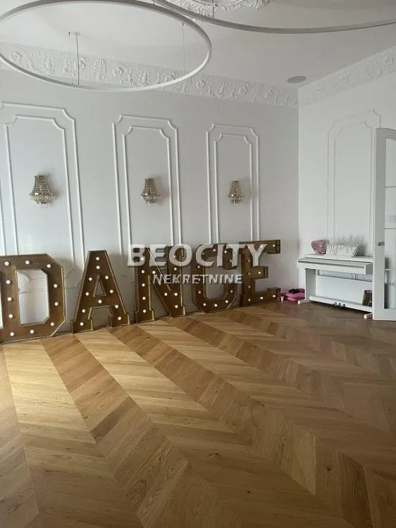 Prodaja, trosoban stan, 104m², Centar, Novi Sad