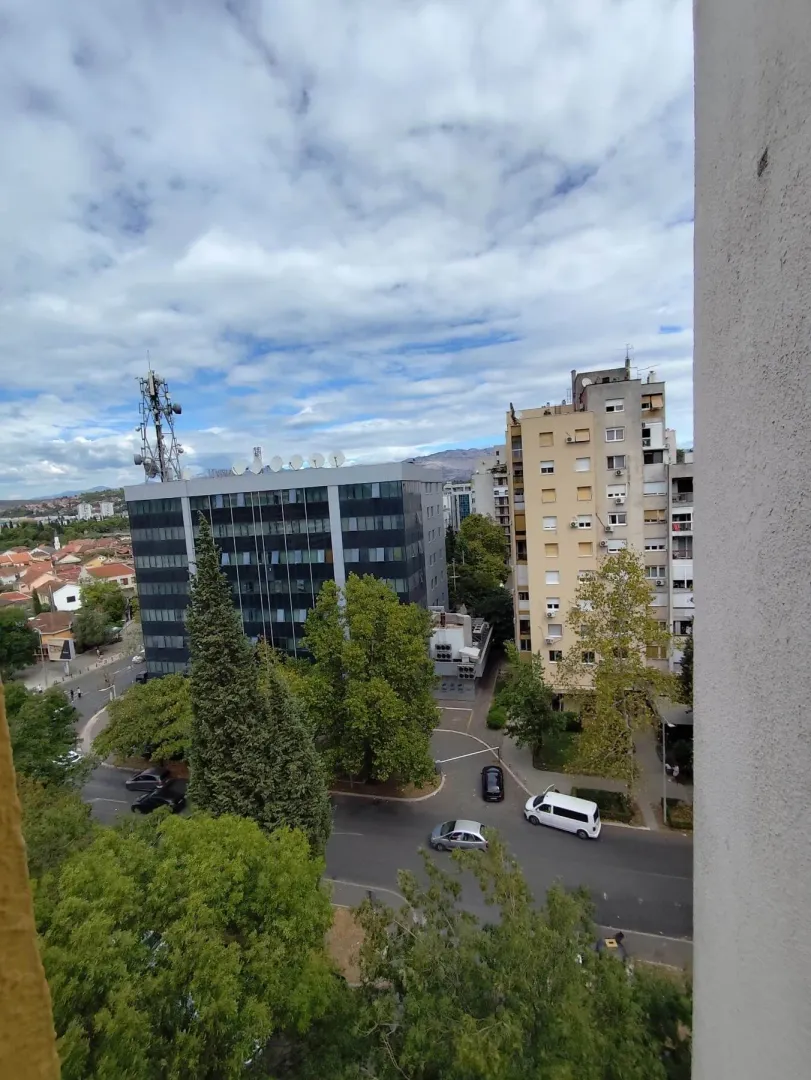 Pogled sa prozora na gradske ulice i zgrade.