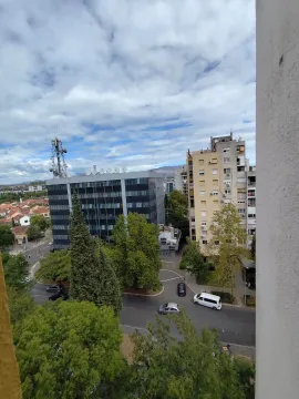 Pogled sa prozora na gradske ulice i zgrade. - image 12