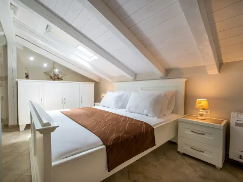 Izdavanje, kuća, 150m², Stoliv, Kotor - image 9