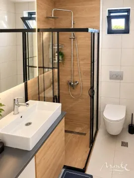 Savremeno opremljeno kupatilo sa tuš kabinom, umivaonikom i toaletom. - image 4