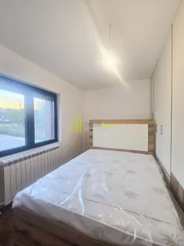 Spavaća soba sa krevetom i ugradnim ormarom. - image 4