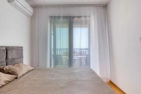 Spavaća soba sa bračnim krevetom i izlazom na terasu. - image 13