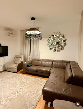 Dnevni boravak sa garniturom, foteljom i modernim lusterom. - image 2