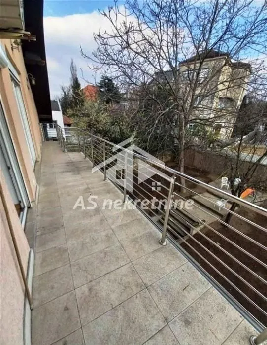 Izdavanje, četvorosoban stan, 120m², Senjak, Beograd