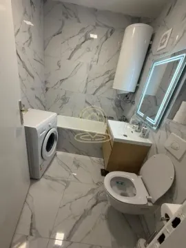 Moderno opremljeno kupatilo sa kadom, umivaonikom, wc šoljom i veš mašinom. - image 14