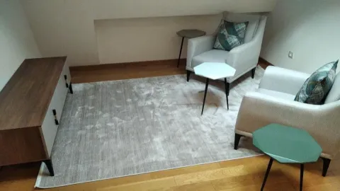 Manji dnevni boravak opremljen sa dvije fotelje, stočićem i TV komodom. - image 29