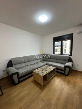 Dnevna soba sa ugaonom garniturom i stočićem. - image 3