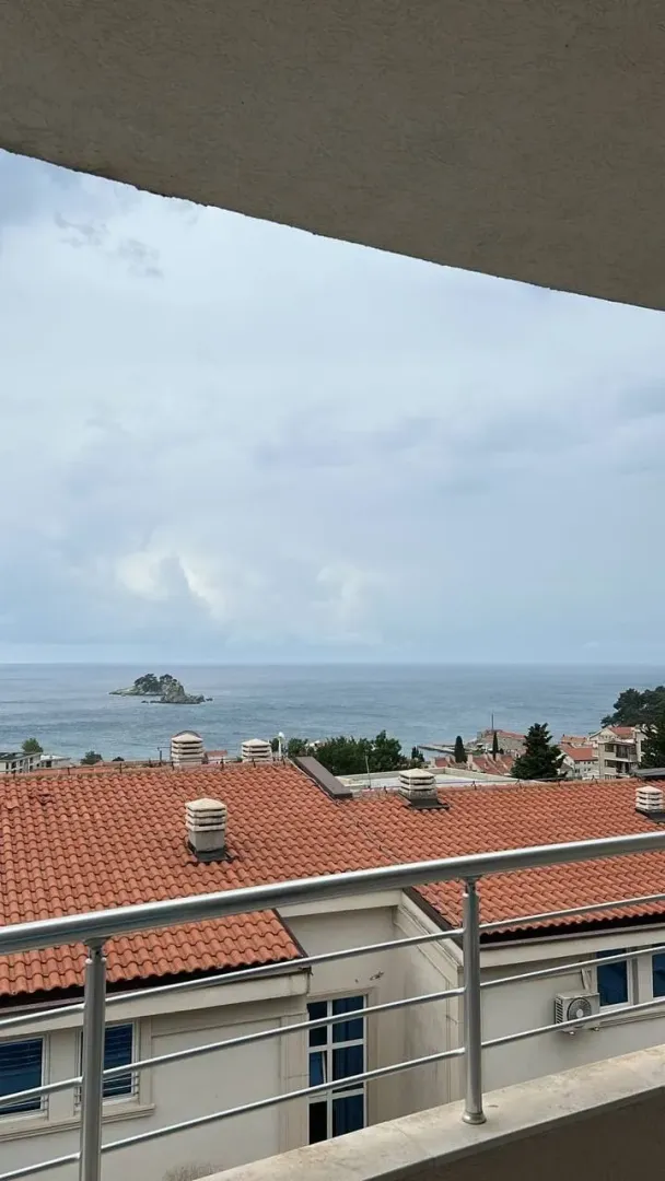 Pogled na more i krovove sa terase.