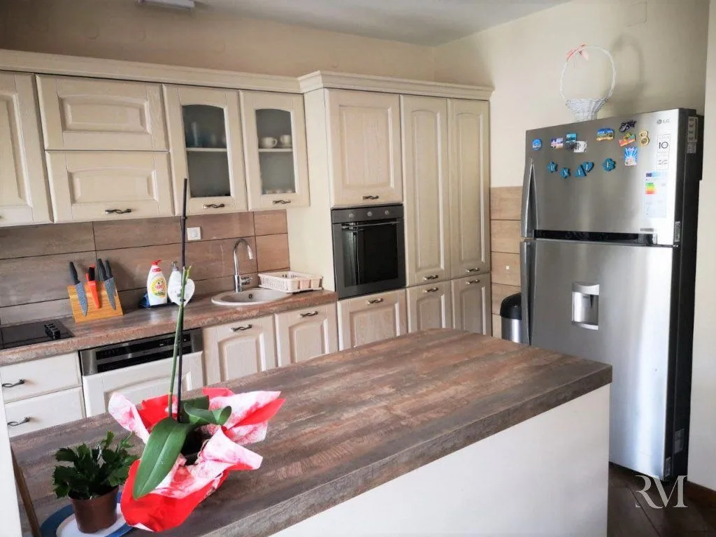 Izdavanje, trosoban stan, 130m², Dobrota, Kotor