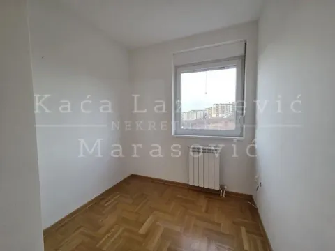 Prazna soba sa parketom i prozorom. - image 13