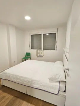 Svijetla spavaća soba sa bračnim krevetom i prozorom. - image 10