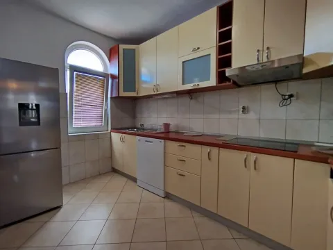 Izdavanje, kuća, 160m², Tološi, Podgorica - image 6