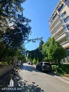 Pogled na ulicu i zgradu sa zelenilom. - image 18