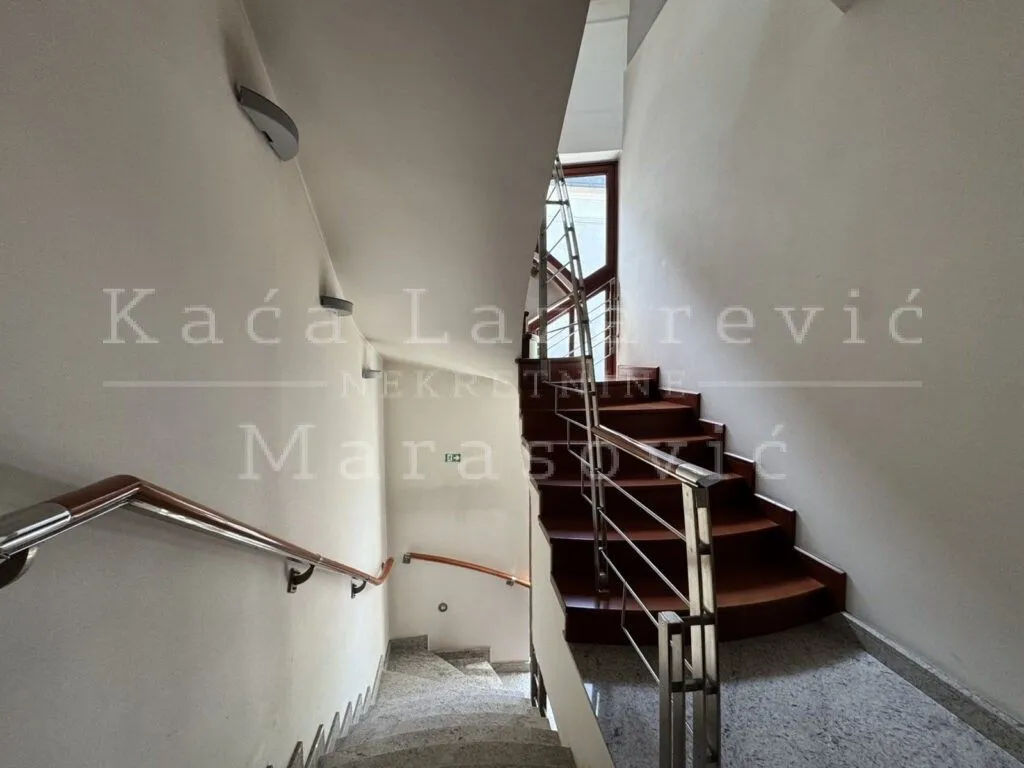 Izdavanje, kuća, 650m², Autokomanda, Voždovac Sve Podlokacije