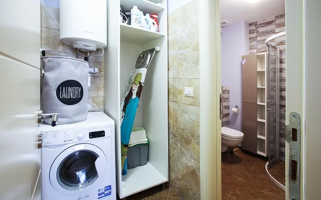 Izdavanje, trosoban stan, 198m², Budva, Crna Gora