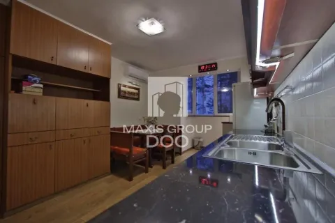 Kuhinja sa drvenim elementima i ugradnom sudoperom. - image 4