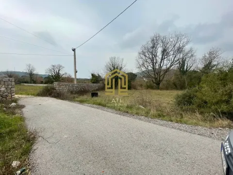 Prilazni put i pogled na plac sa kamenim zidom. - image 4