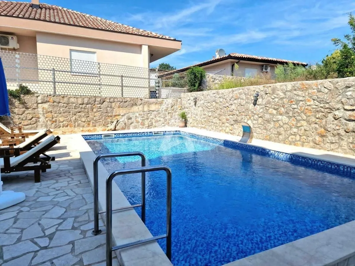 Rent, house, 300m², Krimovica, Kotor