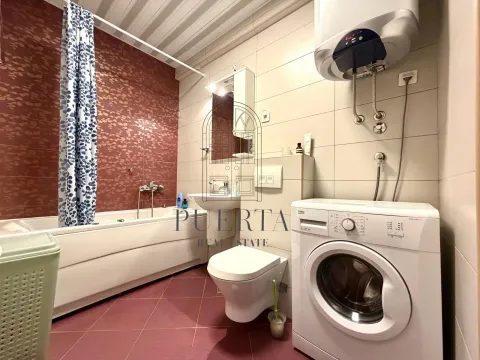 Pogled na opremljeno kupatilo sa kadom, toaletom i veš mašinom. - image 10