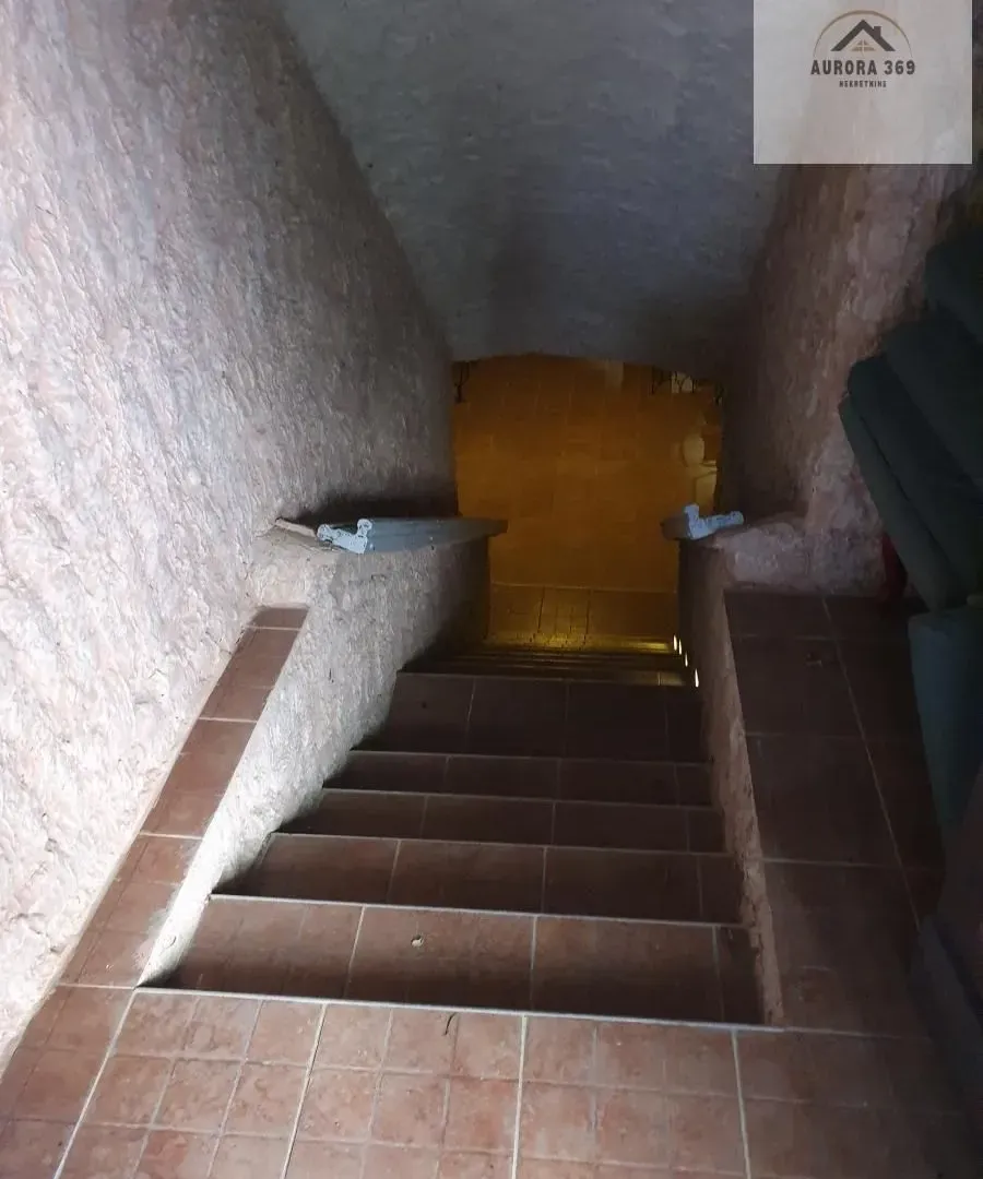 Izdavanje, poslovni prostor, 200m², Irig, Srbija